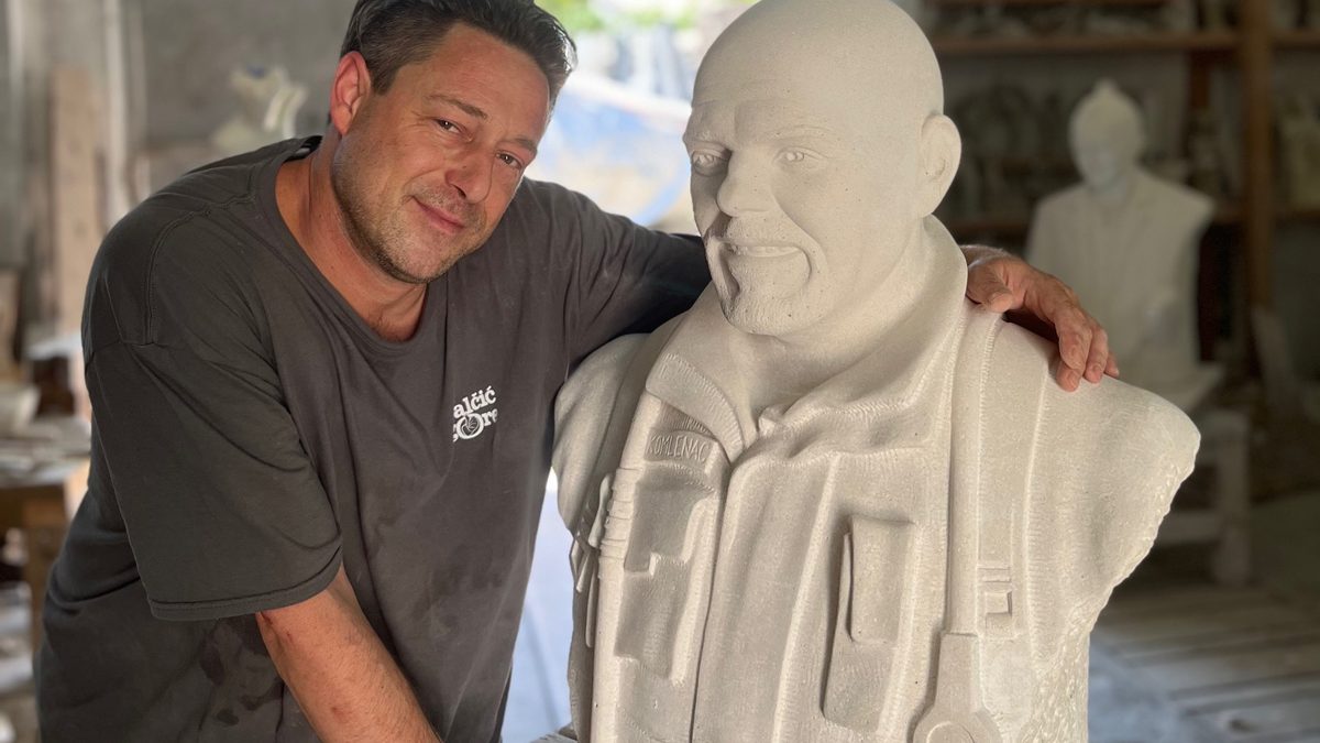 Kamena bista u bijelom bračkom kamenu – rad kipara Lovre Jakšića