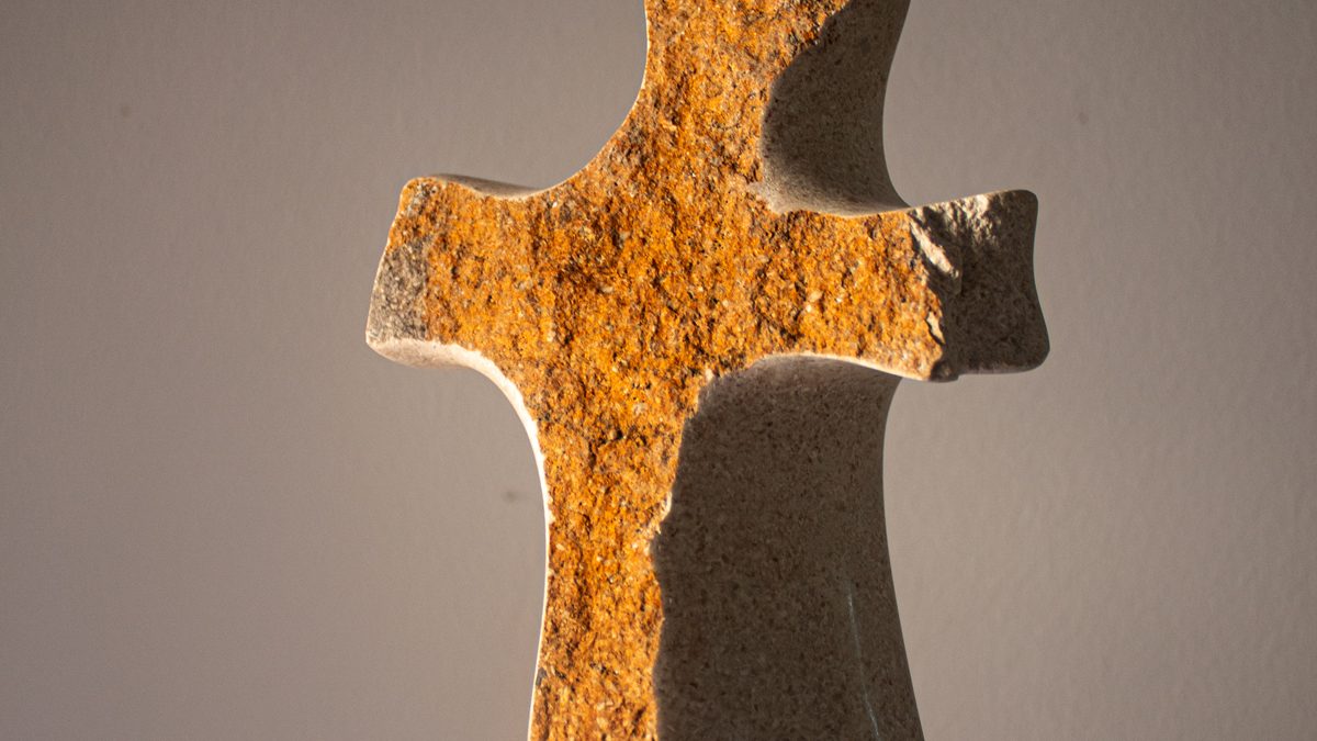 Skulptura kamene katedrale od bijelog bračkog kamena – detalj križa