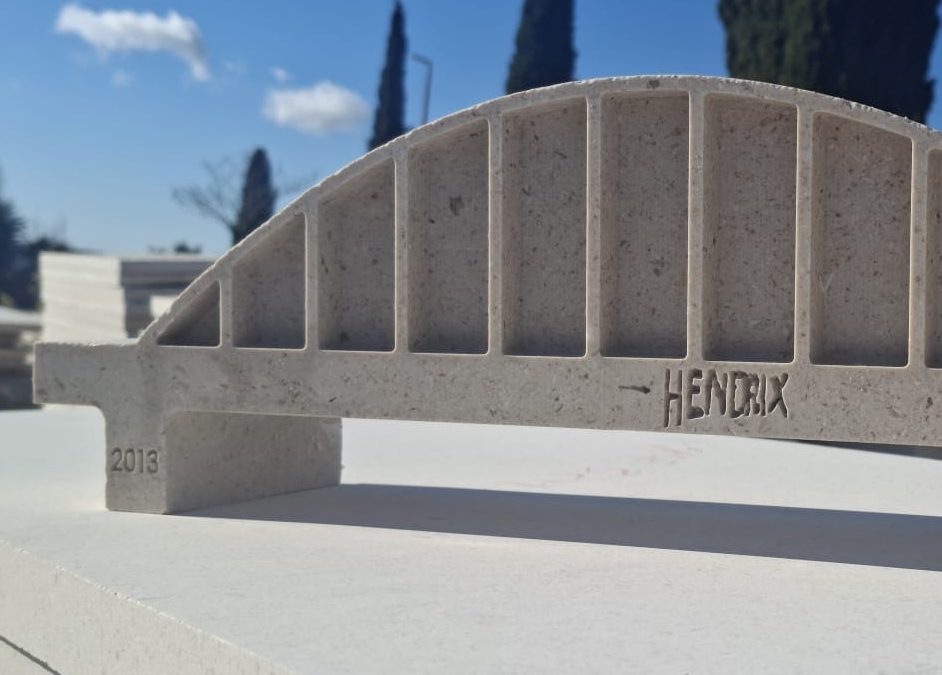 Detalj skulpture Hendrikovog mosta u kamenu s vidljivim natpisom, ručno klesana skulptura po narudžbi