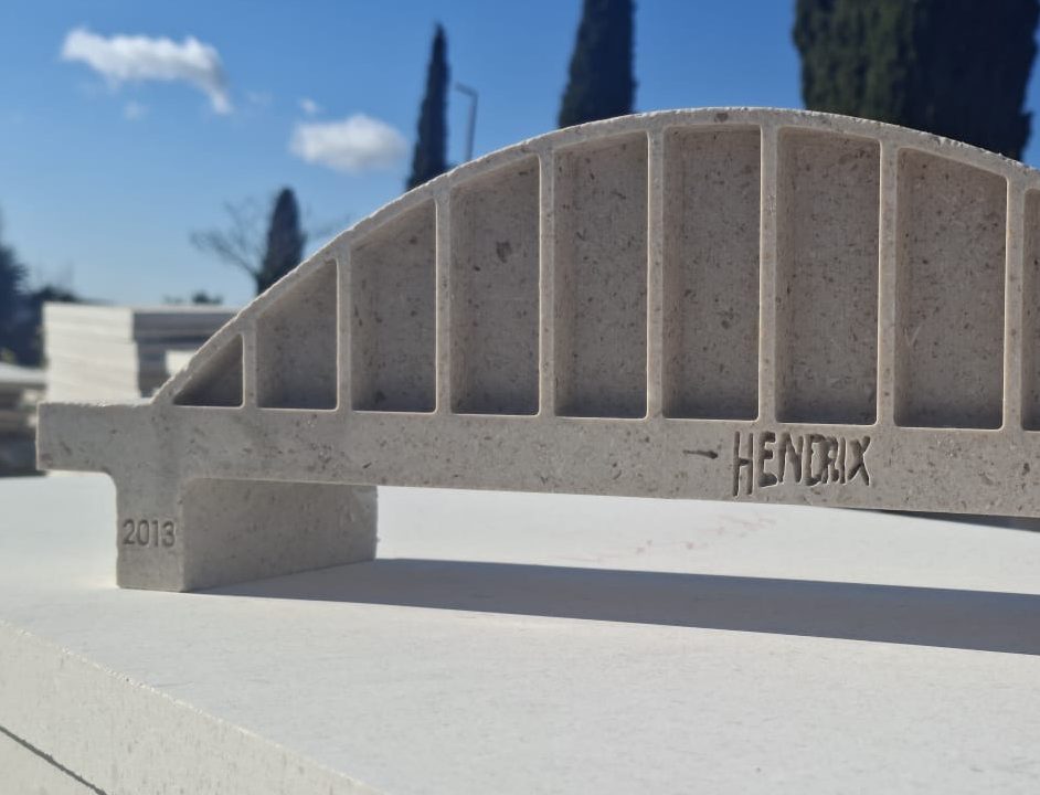 Detalj skulpture Hendrikovog mosta u kamenu s vidljivim natpisom, ručno klesana skulptura po narudžbi