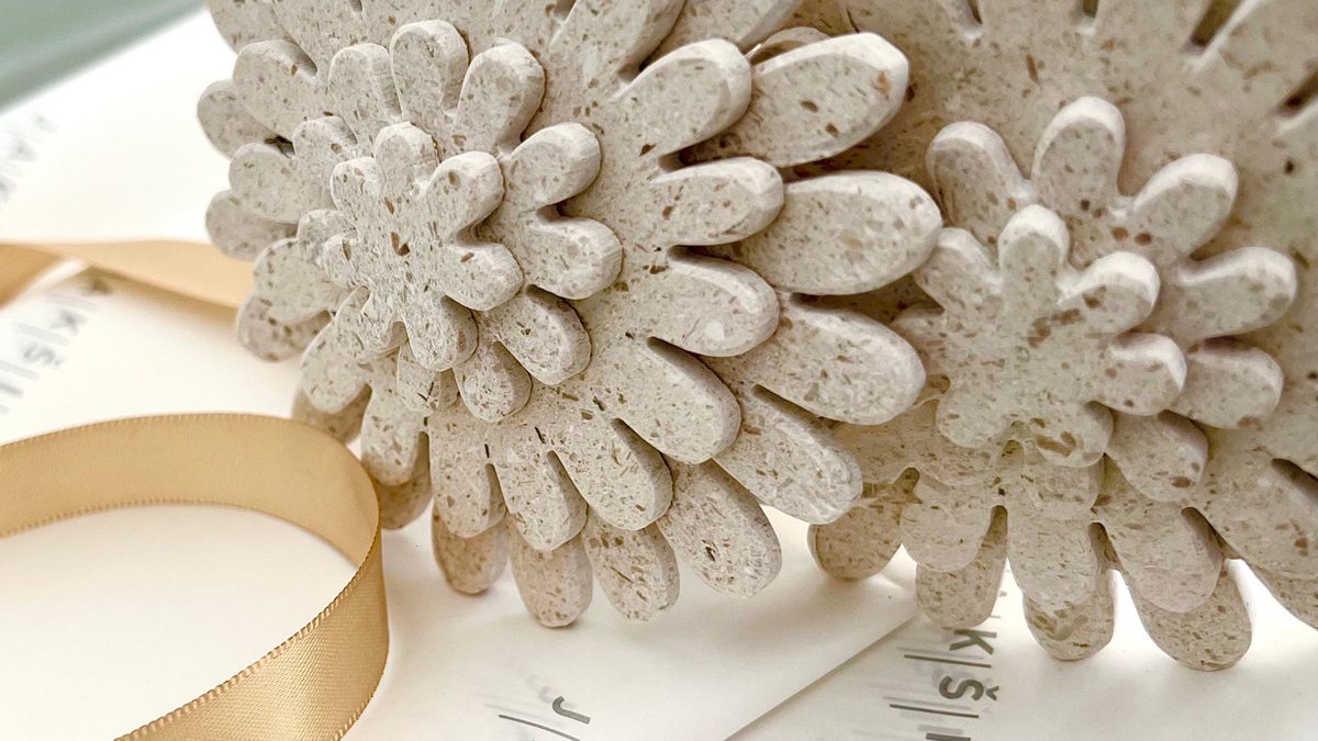 Kameni cvijet krizantema kao trajno cvijeće za grob