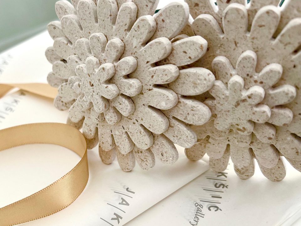 Kameni cvijet krizantema kao trajno cvijeće za grob