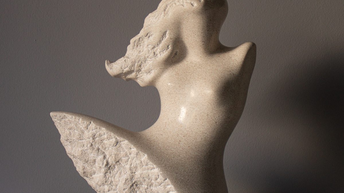 Kamena skulptura ženskog torza od bijelog bračkog kamena, rad Lovre Jakšića