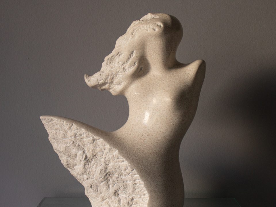 Kamena skulptura ženskog torza od bijelog bračkog kamena, rad Lovre Jakšića